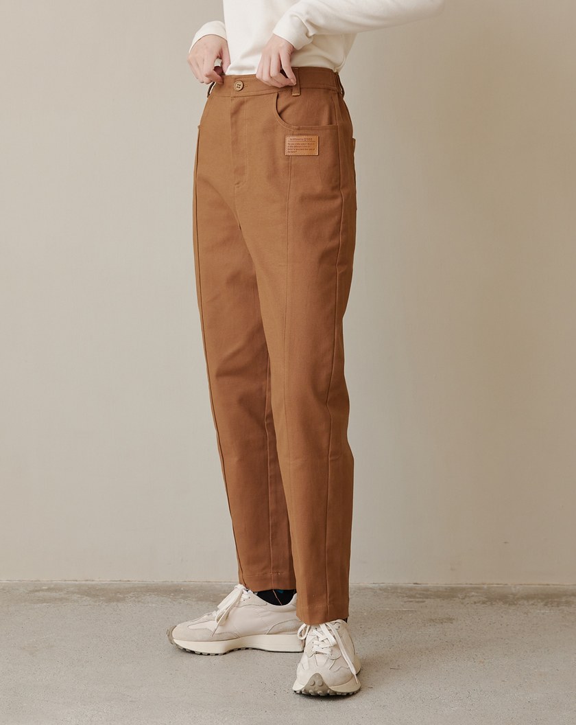 皮標後鬆緊修身錐形褲(咖啡)