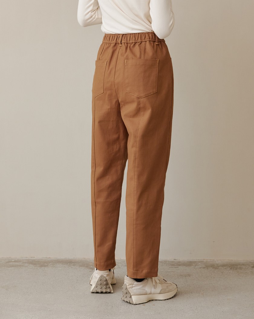 皮標後鬆緊修身錐形褲(咖啡)