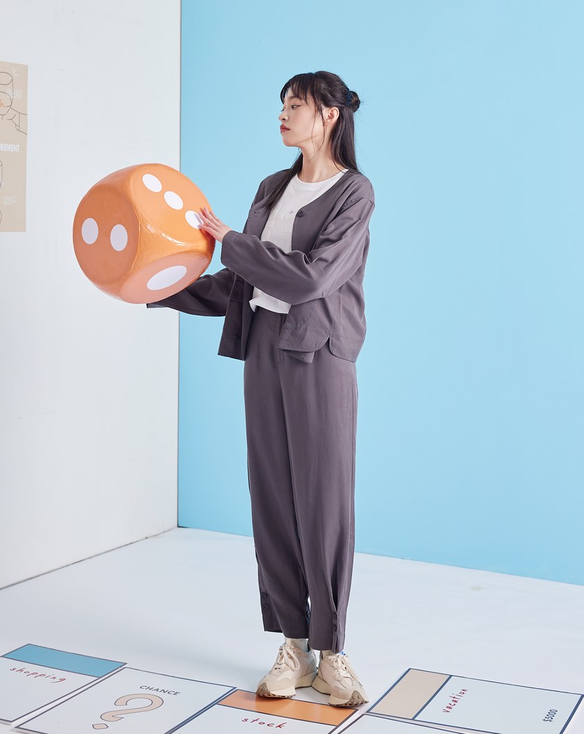 柔軟鈕扣褲腳打褶造型長褲(兩色)