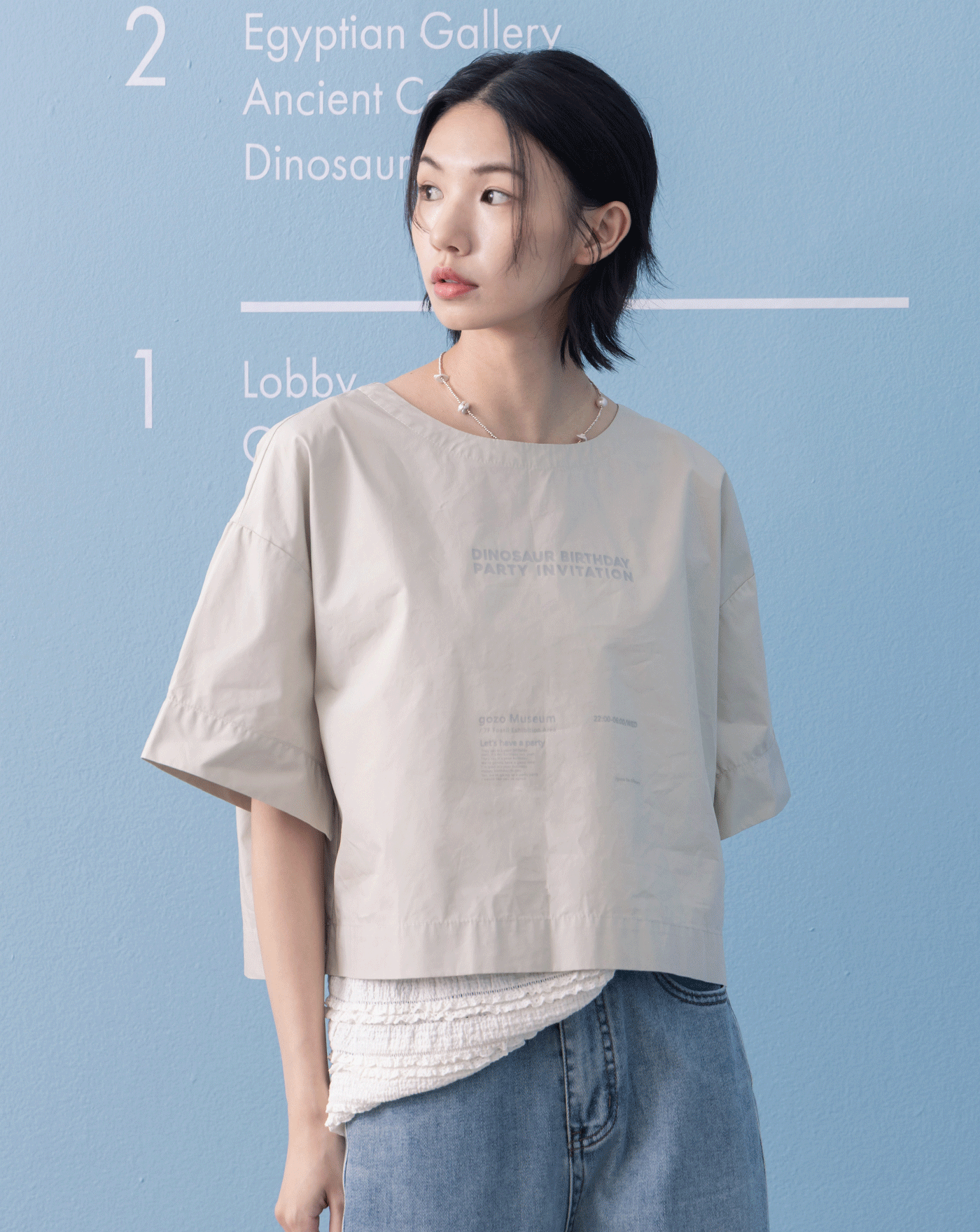 曖昧英文字印花背後打褶短版上衣(兩色)