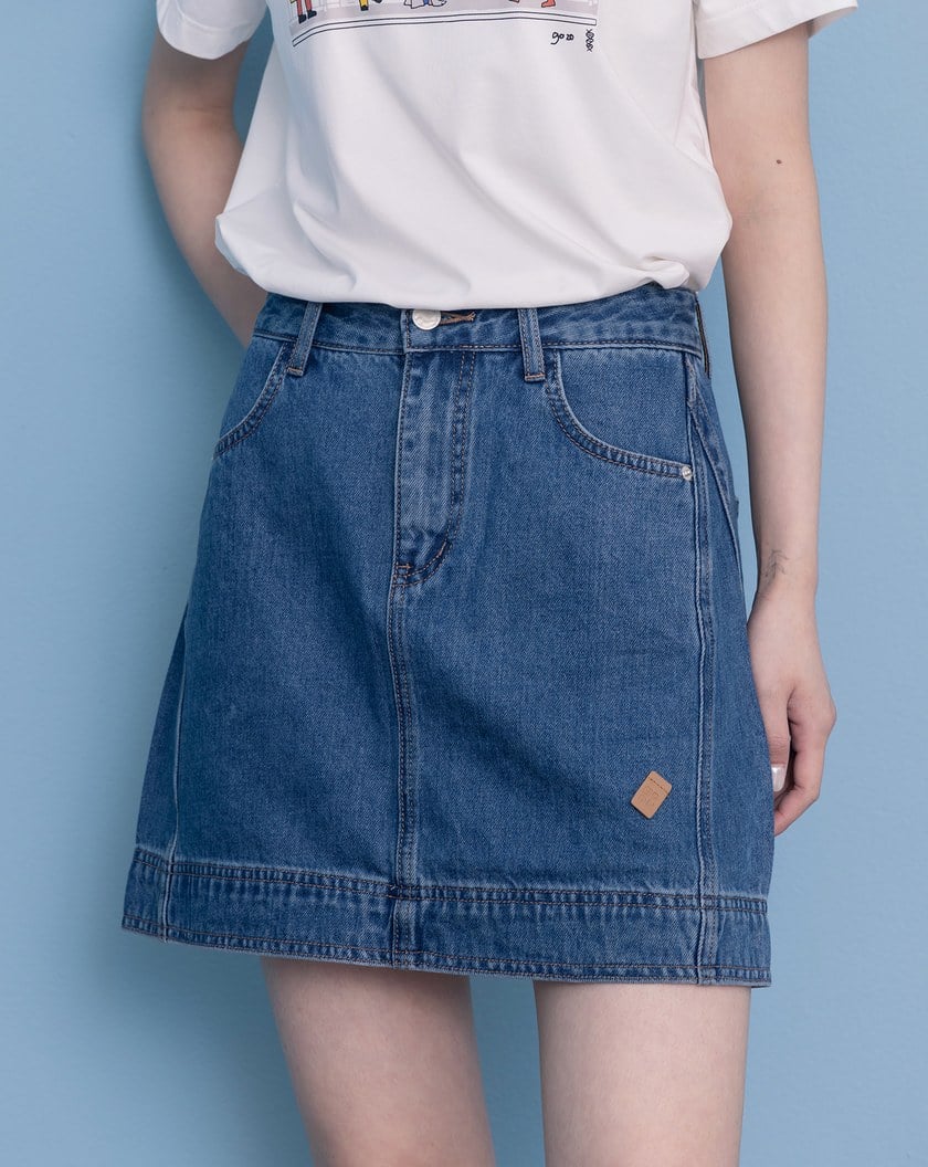 顯瘦斜邊剪裁皮標A字牛仔短裙