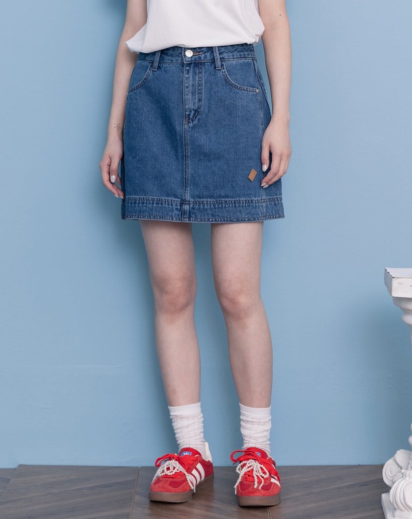 顯瘦斜邊剪裁皮標A字牛仔短裙