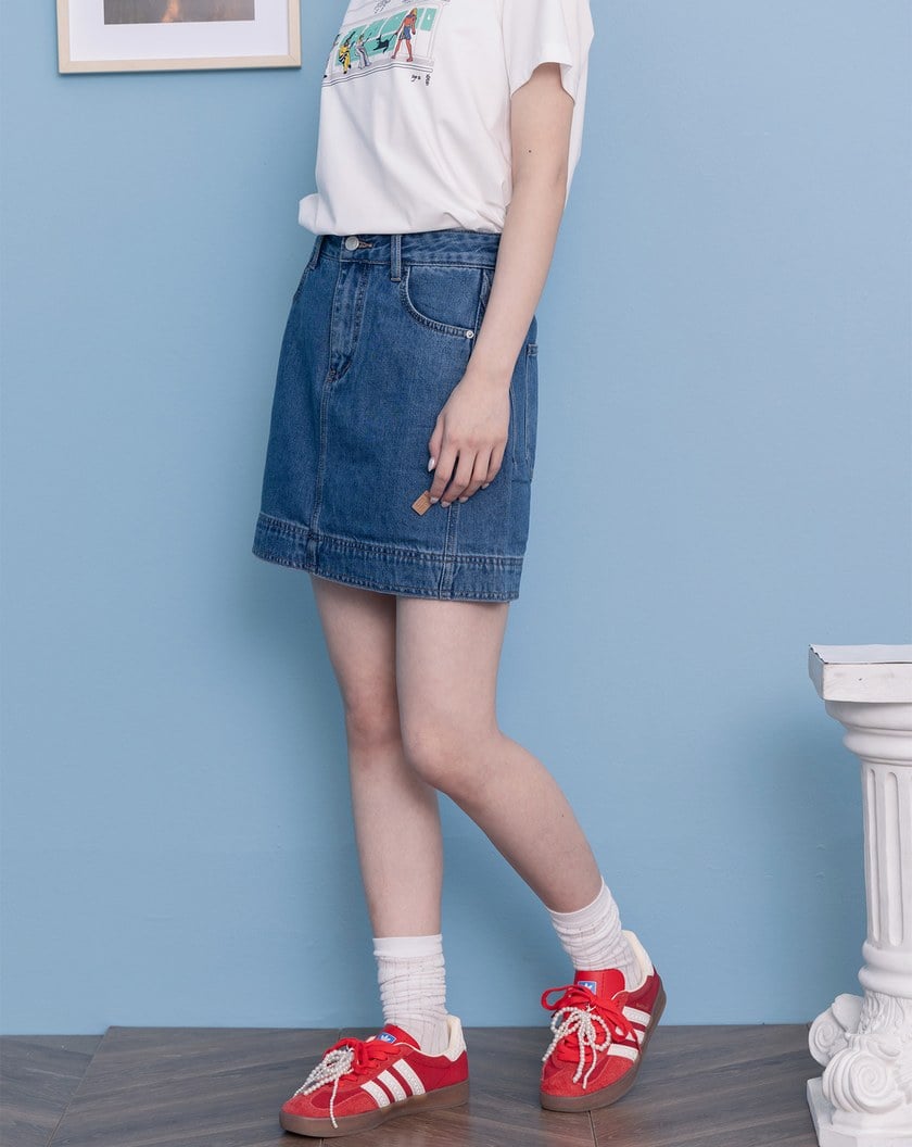 顯瘦斜邊剪裁皮標A字牛仔短裙