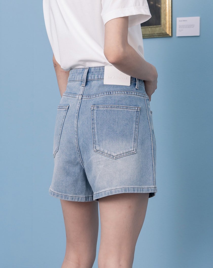 顯瘦剪接皮標牛仔短褲