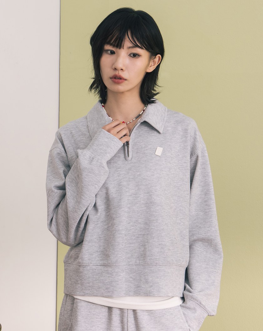 率性皮標造型拉鍊polo領上衣(兩色)