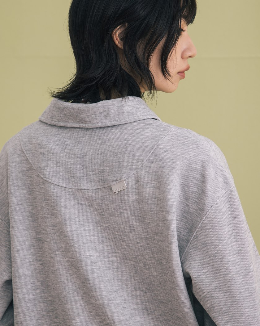 率性皮標造型拉鍊polo領上衣(兩色)