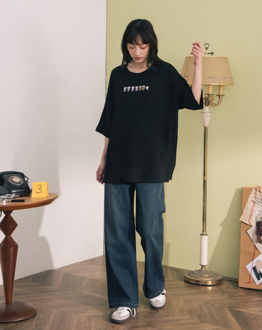 ➤一週飲料繡花皺皺織紋T恤(兩色)