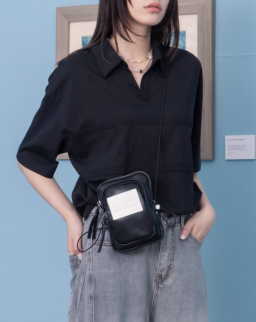 立體浮雕品牌標語雙層斜背小包(兩色)