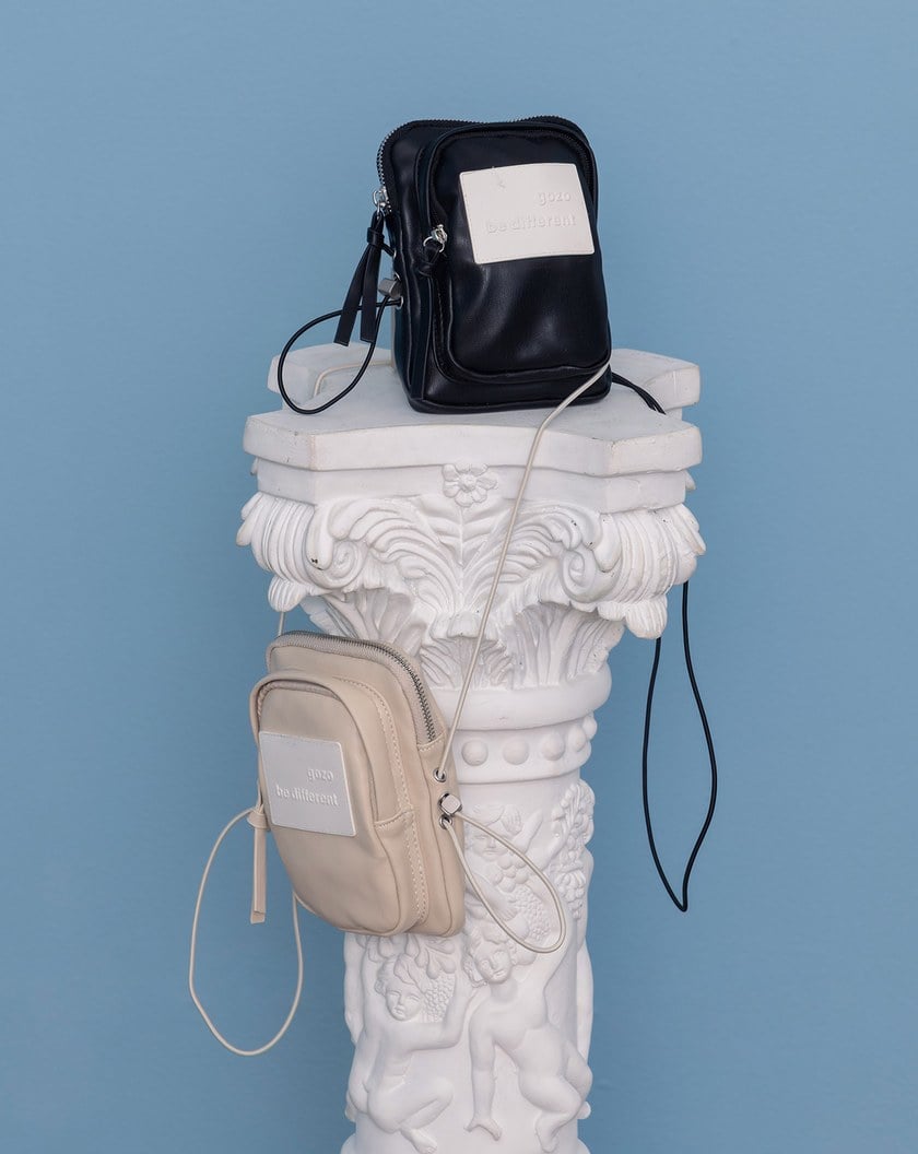 立體浮雕品牌標語雙層斜背小包(兩色)