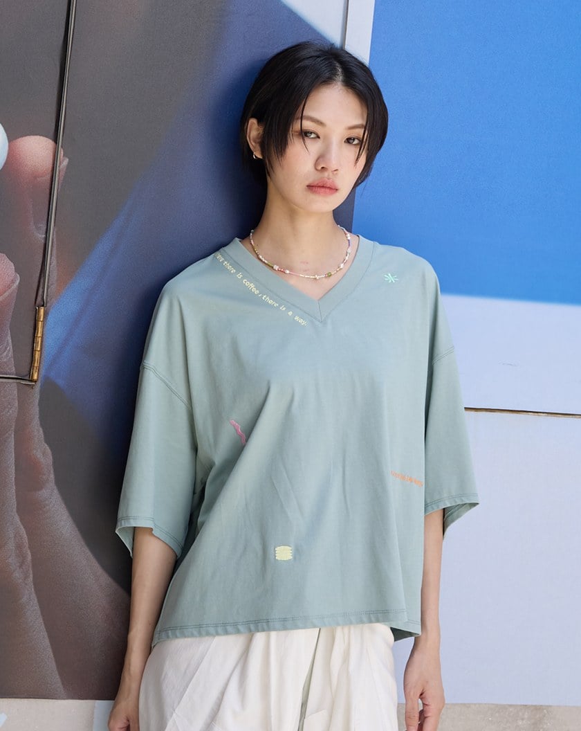 咖啡標語V領立體袖涼感T恤(兩色)