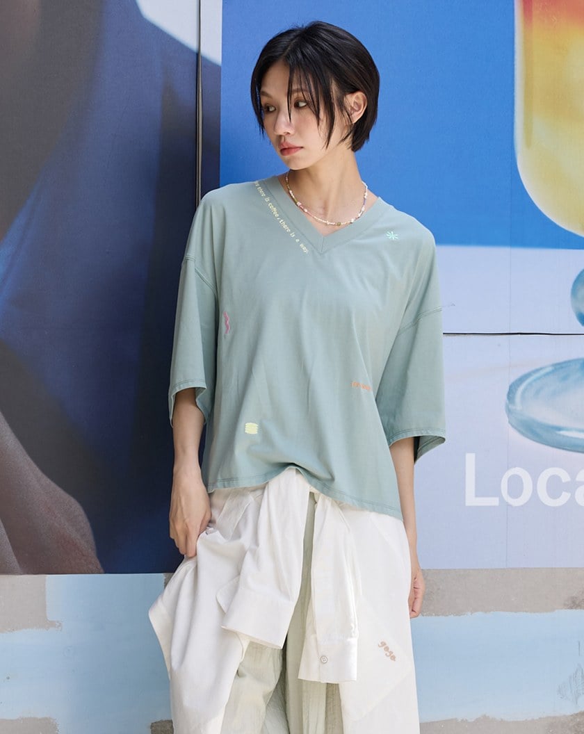 咖啡標語V領立體袖涼感T恤(兩色)