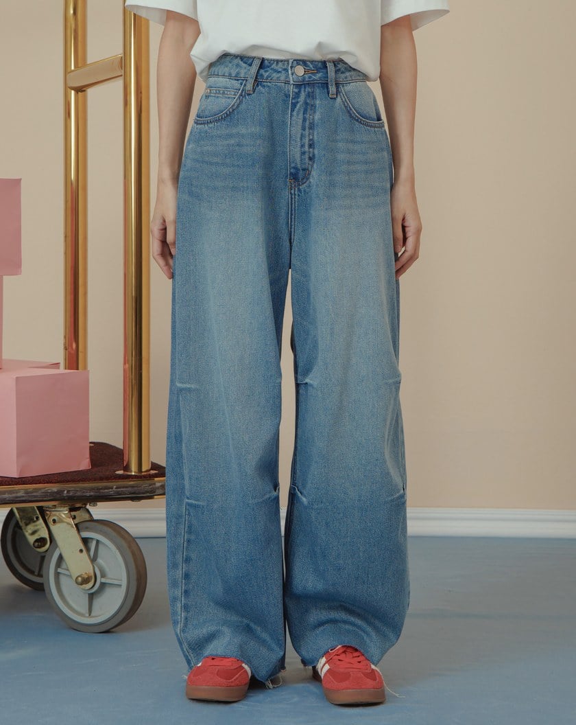 率性抓褶不收邊下擺直筒牛仔褲(兩色)