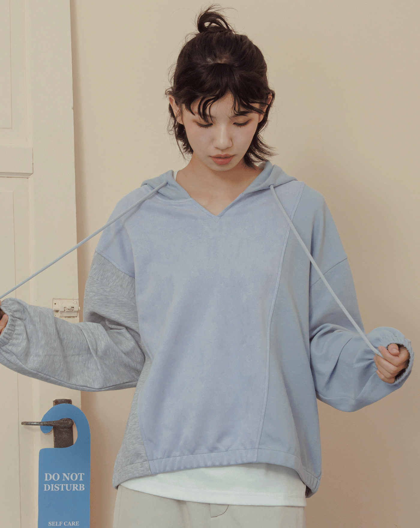 異材質配色拼接V領帽T(兩色)