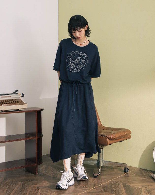 線條印花抽繩收腰不對稱下擺短袖洋裝(兩色)