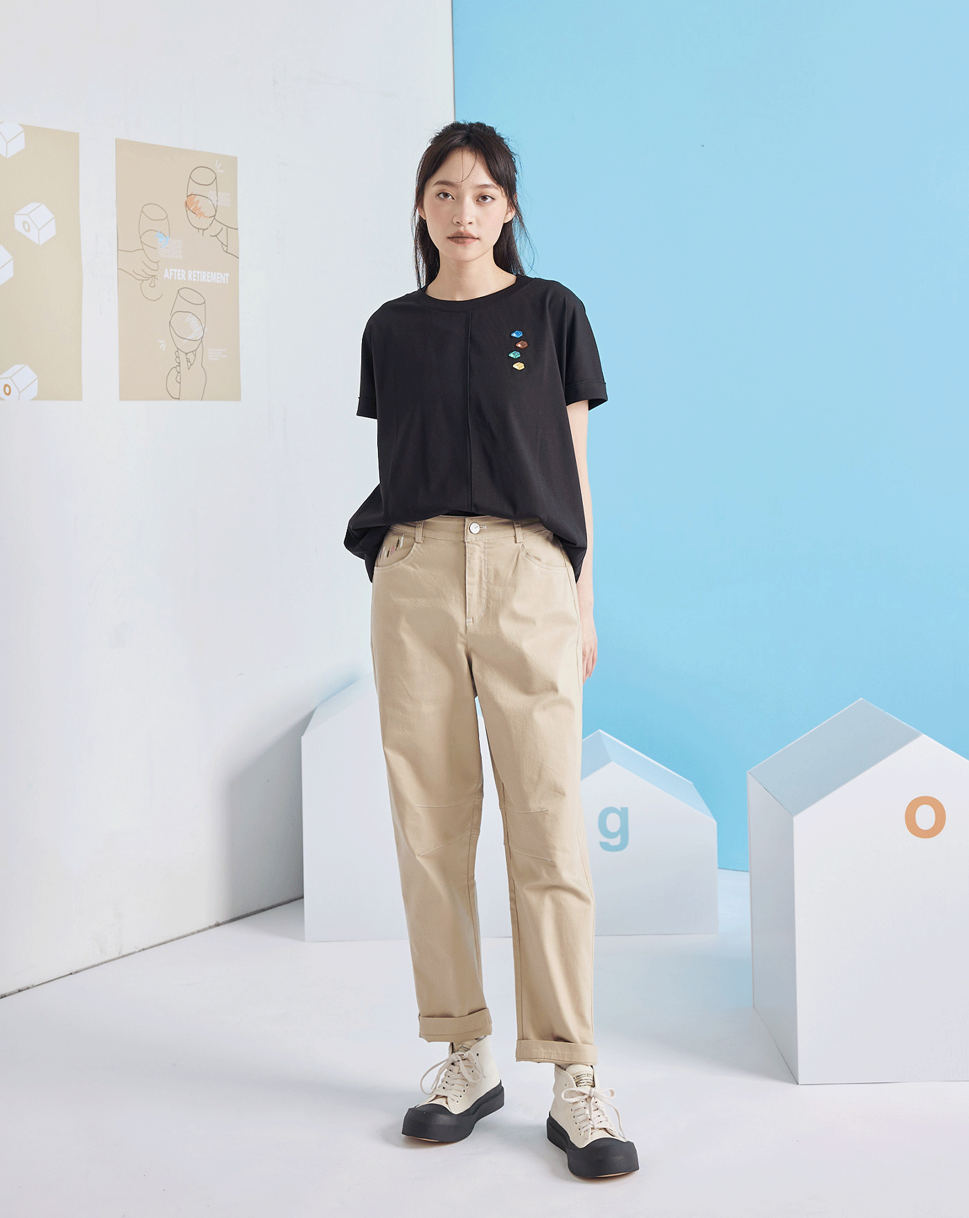 ➤股市大漲K線小繡花抓褶男友褲(兩色)