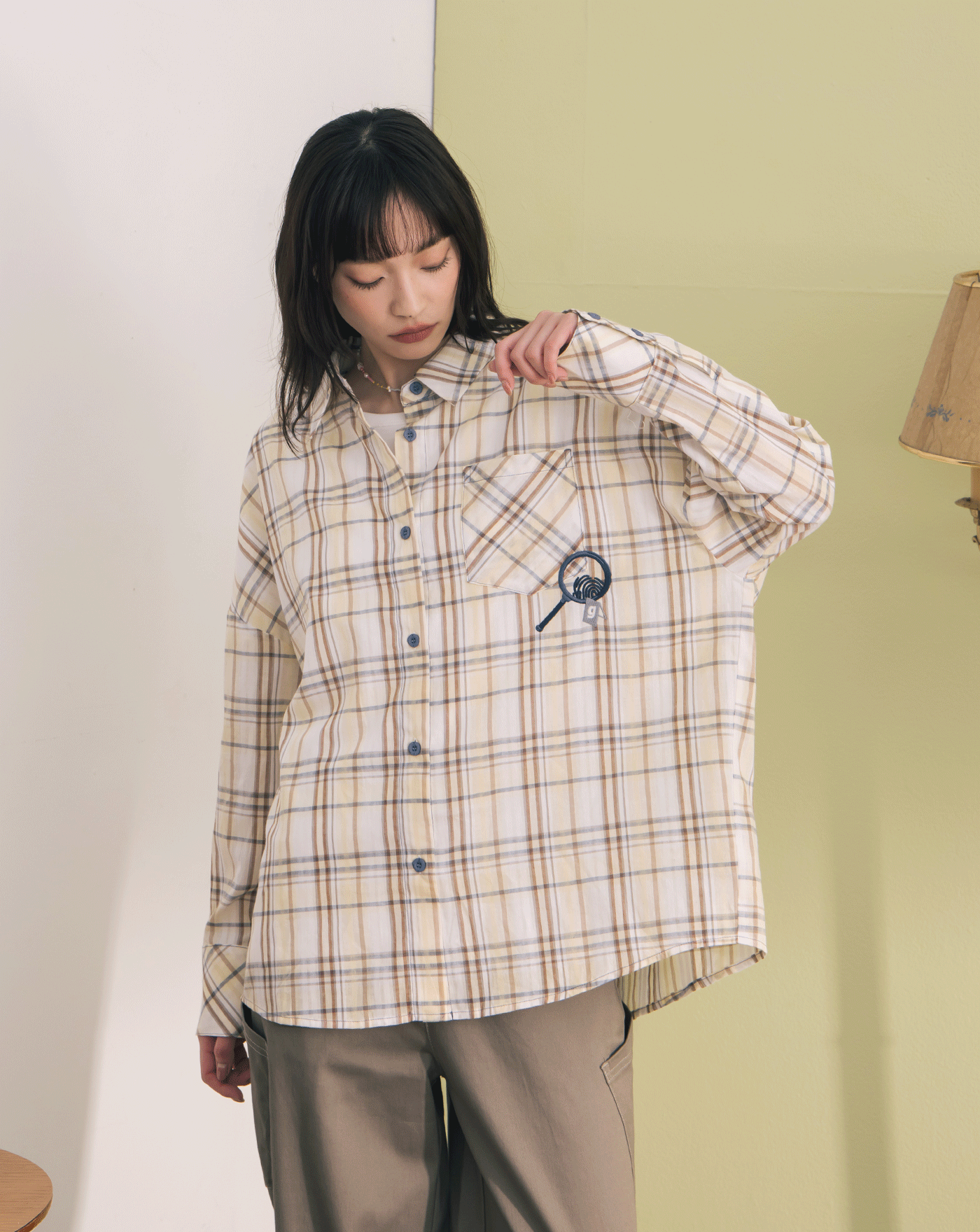 ➤案發現場圖騰印花格紋寬鬆襯衫(兩色)