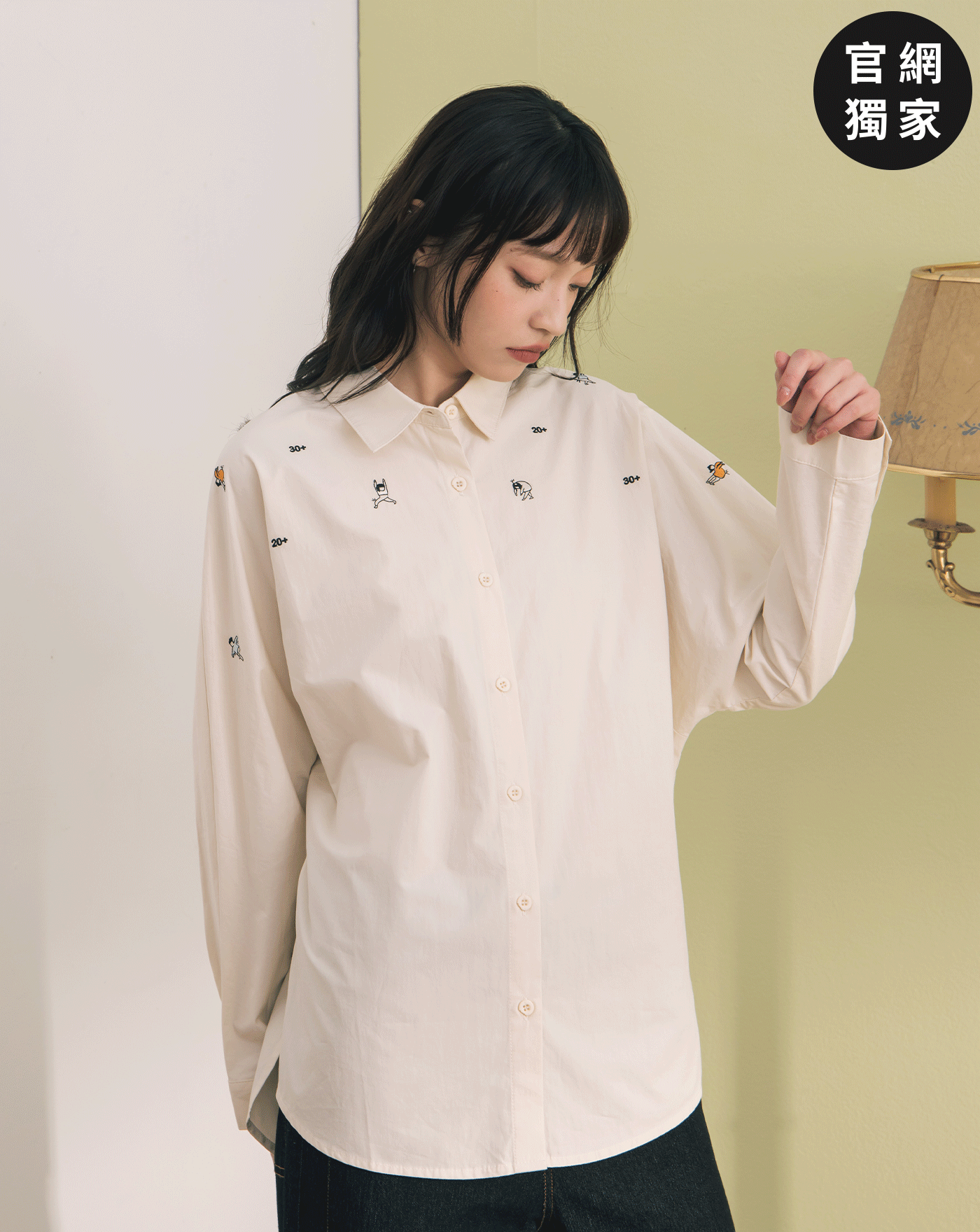 ➤初老運動小人繡花連袖襯衫(兩色)