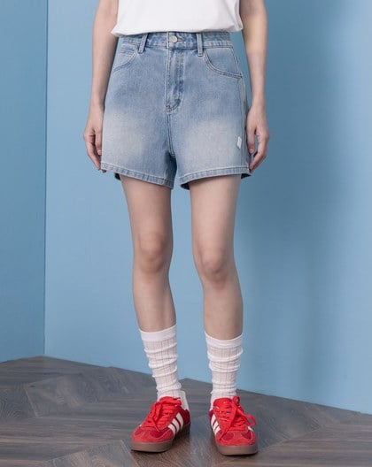 顯瘦剪接皮標牛仔短褲