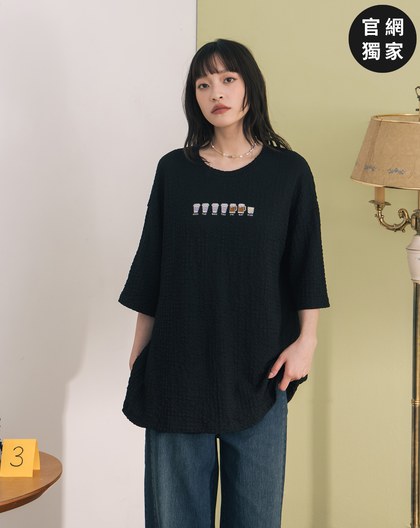 ➤一週飲料繡花皺皺織紋T恤(兩色)