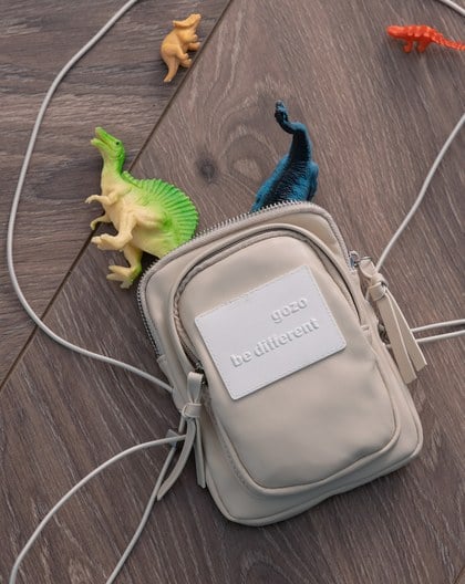 立體浮雕品牌標語雙層斜背小包(兩色)