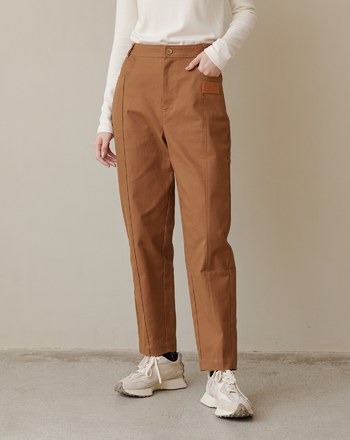 皮標後鬆緊修身錐形褲(咖啡)