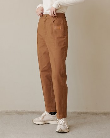 皮標後鬆緊修身錐形褲(咖啡)