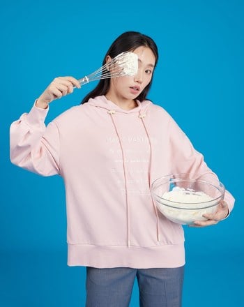 神奇糕點繡花後開岔擴型帽T(兩色)