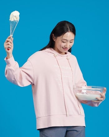 神奇糕點繡花後開岔擴型帽T(兩色)