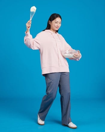 神奇糕點繡花後開岔擴型帽T(兩色)