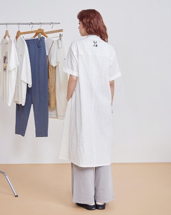 懶惰貓貓做瑜珈肌理紋長版襯衫