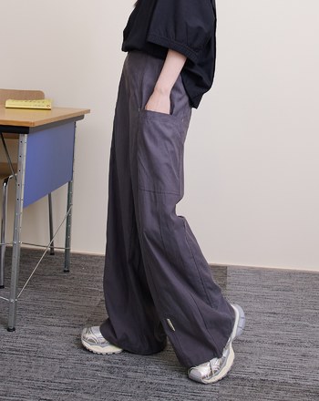 ➤涼感天絲褲腳抽繩口袋造型寬褲(兩色)