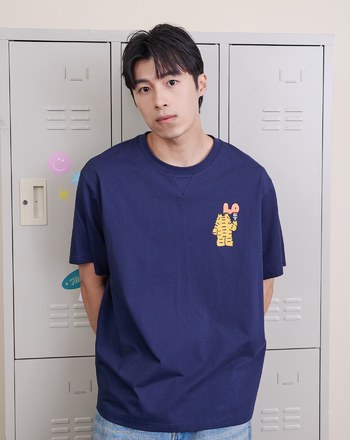 ➤gozox小虎❤️L-O-V-E塗鴉告白戀語T恤(兩色)