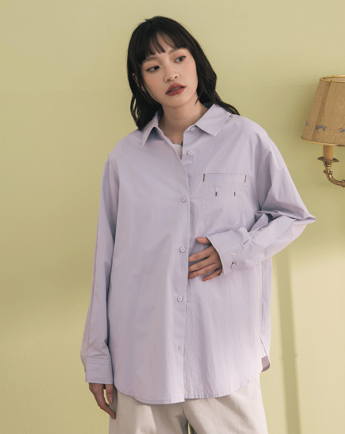 傾斜造型摺線口袋繡花襯衫(兩色)