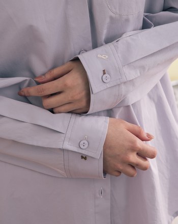 傾斜造型摺線口袋繡花襯衫(兩色)