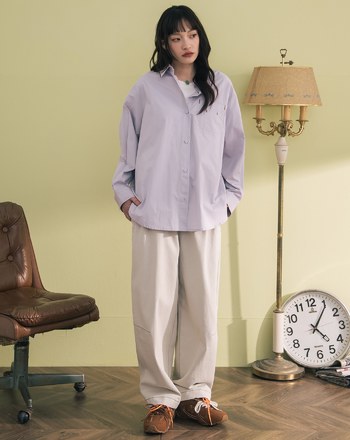 傾斜造型摺線口袋繡花襯衫(兩色)