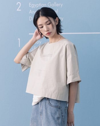 曖昧英文字印花背後打褶短版上衣(兩色)