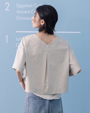 曖昧英文字印花背後打褶短版上衣(兩色)