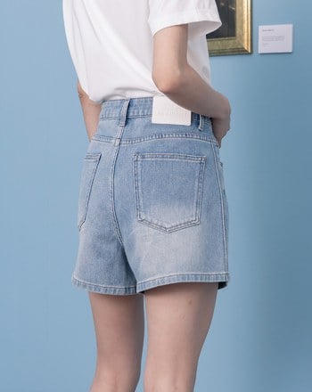 顯瘦剪接皮標牛仔短褲