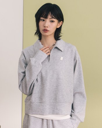 率性皮標造型拉鍊polo領上衣(兩色)