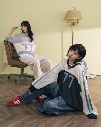 數字撞色拼接polo領針織上衣(兩色)