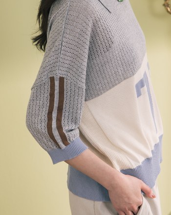 數字撞色拼接polo領針織上衣(兩色)