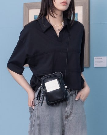 立體浮雕品牌標語雙層斜背小包(兩色)