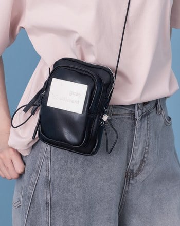 立體浮雕品牌標語雙層斜背小包(兩色)