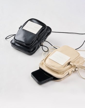 立體浮雕品牌標語雙層斜背小包(兩色)