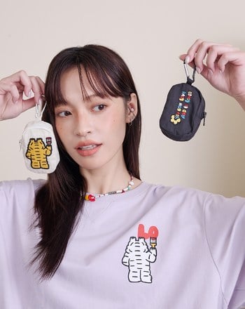 gozox小虎❤️深情背影戀語刺繡吊飾小包(兩色)