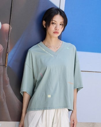 咖啡標語V領立體袖涼感T恤(兩色)