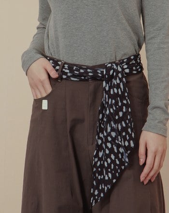 不對稱口袋顯瘦剪接廓型褲(附造型絲巾)(兩色)