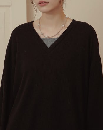 坑條假兩件造型V領落肩上衣(兩色)