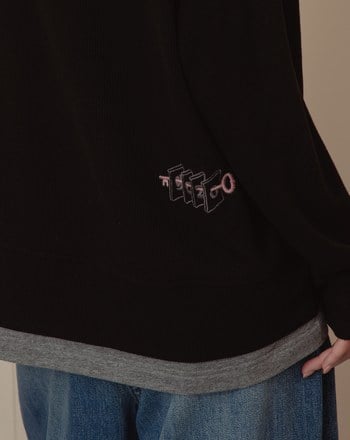 坑條假兩件造型V領落肩上衣(兩色)