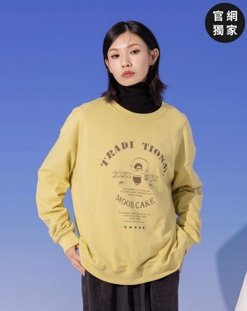 ➤MOON CAKE奶奶印花大學T(兩色)